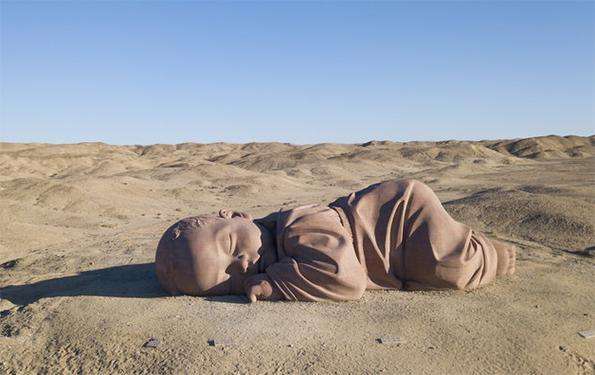 大地之子雕塑 安然入睡的沙漠巨嬰雕塑 引無數人駐足觀看