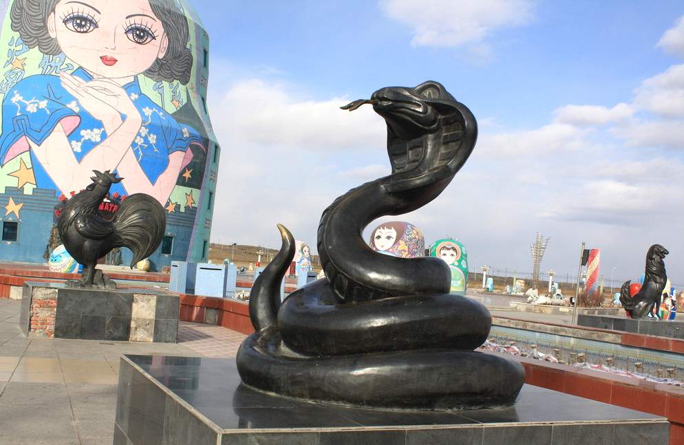 十二生肖蛇鑄銅雕塑
