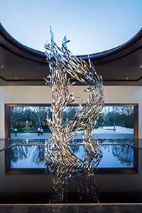 巧匠雕塑生產廠家作品案例：鏡面抽象不銹鋼魚群雕塑水景擺件